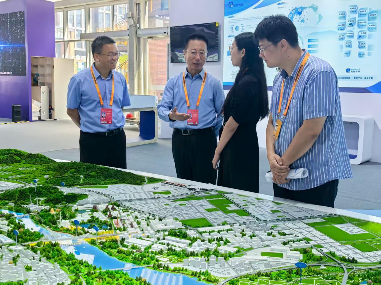 球速体育手机在线登录主要领导赴服贸会“两园一河”展区检查筹备工作